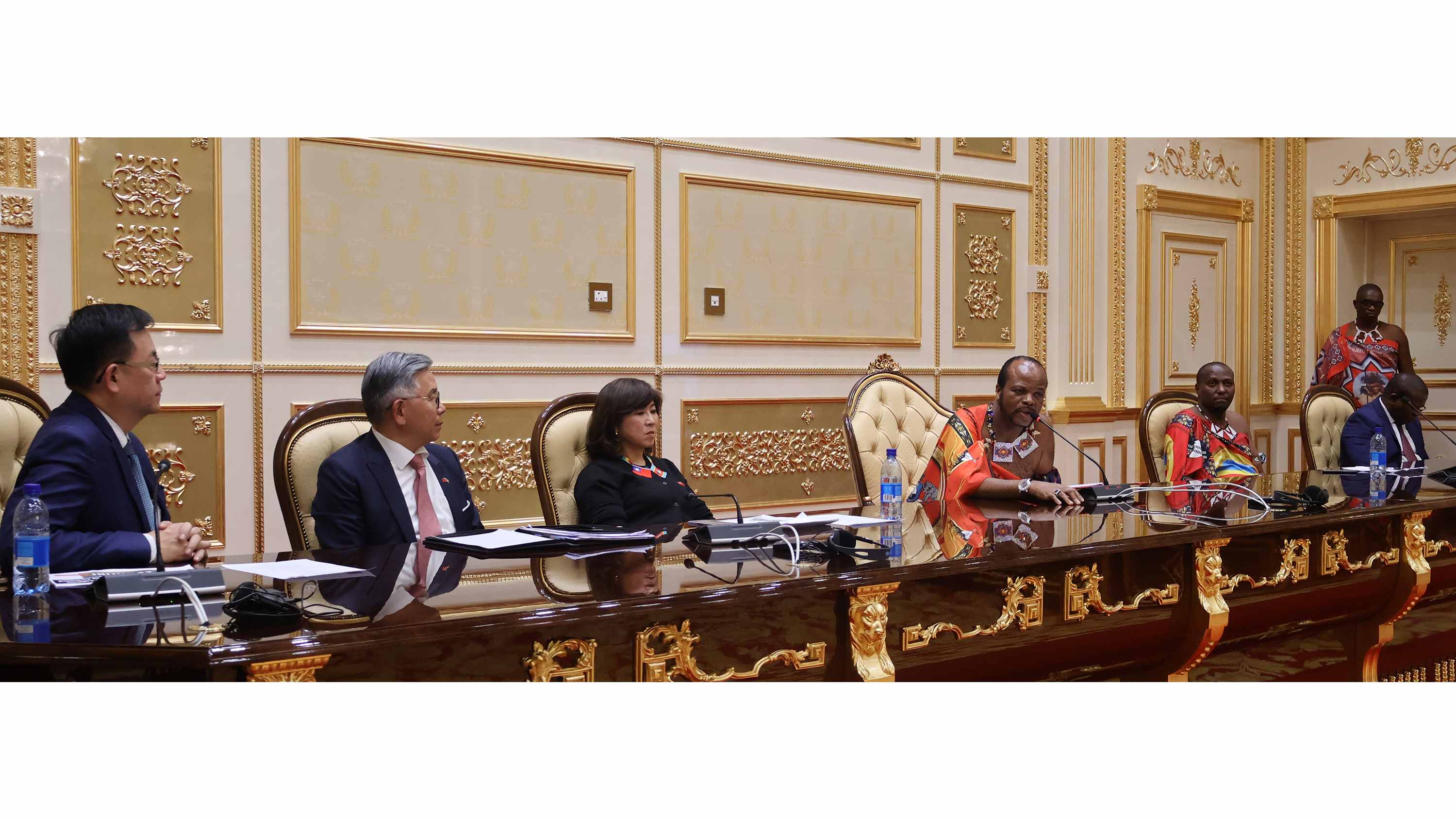 His Majesty delivering his speech during the royal banquet.
